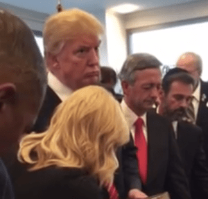 trump-at-prayer